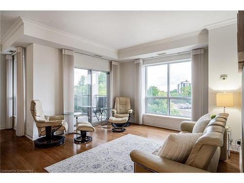 501-1000 Creekside Drive, Dundas, ON - Indoor Photo Showing Living Room