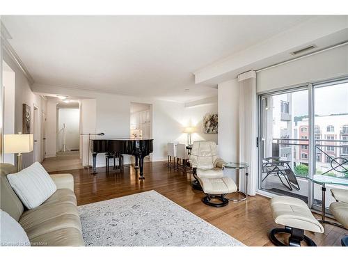 501-1000 Creekside Drive, Dundas, ON - Indoor Photo Showing Living Room