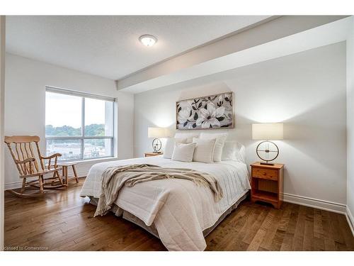 501-1000 Creekside Drive, Dundas, ON - Indoor Photo Showing Bedroom