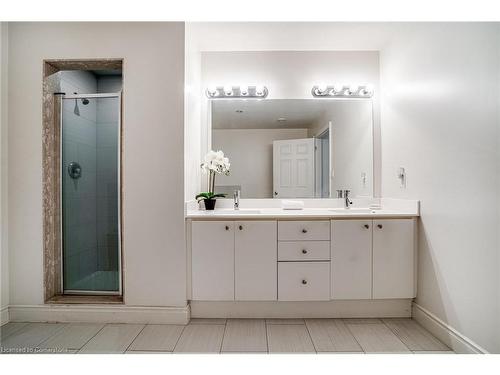 501-1000 Creekside Drive, Dundas, ON - Indoor Photo Showing Bathroom