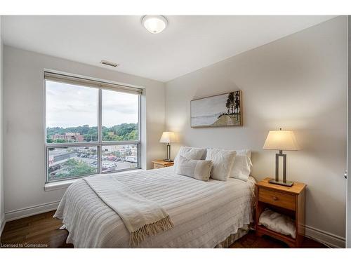 501-1000 Creekside Drive, Dundas, ON - Indoor Photo Showing Bedroom