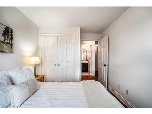 501-1000 Creekside Drive, Dundas, ON - Indoor Photo Showing Bedroom