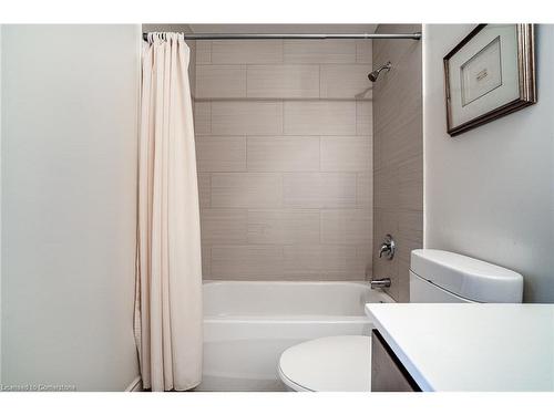 501-1000 Creekside Drive, Dundas, ON - Indoor Photo Showing Bathroom