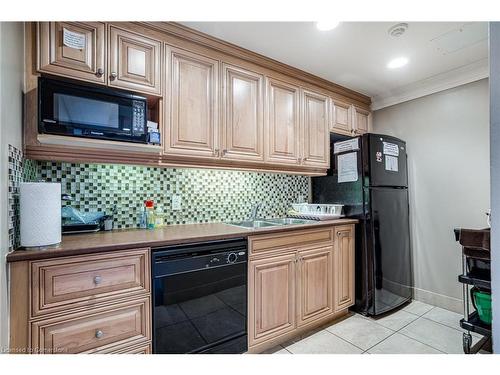 501-1000 Creekside Drive, Dundas, ON - Indoor Photo Showing Kitchen With Double Sink