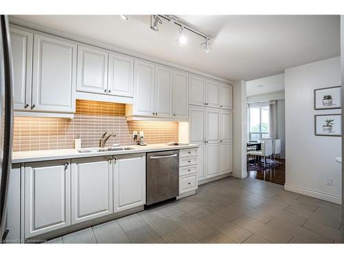 501-1000 Creekside Drive, Dundas, ON - Indoor Photo Showing Kitchen With Double Sink