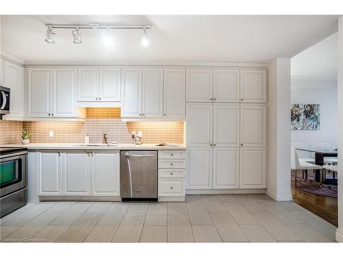 501-1000 Creekside Drive, Dundas, ON - Indoor Photo Showing Kitchen