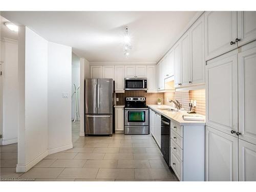 501-1000 Creekside Drive, Dundas, ON - Indoor Photo Showing Kitchen