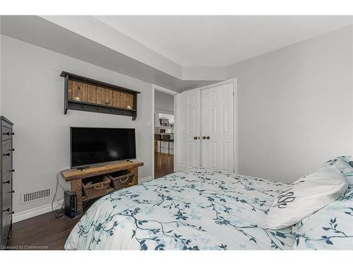 321-2040 Cleaver Avenue, Burlington, ON - Indoor Photo Showing Bedroom