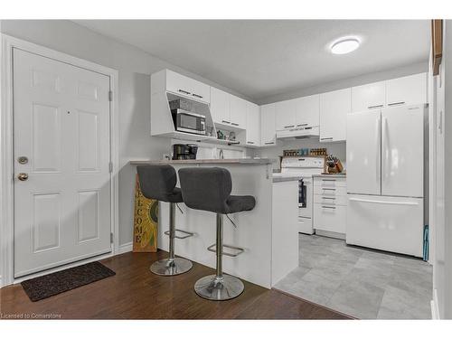 321-2040 Cleaver Avenue, Burlington, ON - Indoor Photo Showing Kitchen