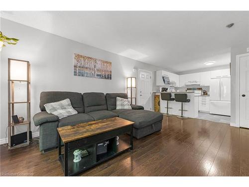 321-2040 Cleaver Avenue, Burlington, ON - Indoor Photo Showing Living Room