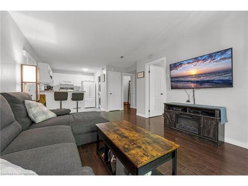 321-2040 Cleaver Avenue, Burlington, ON - Indoor Photo Showing Living Room