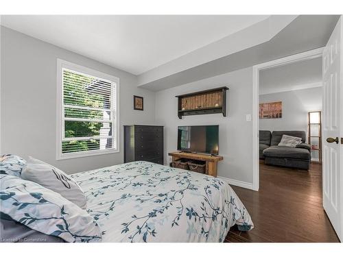 321-2040 Cleaver Avenue, Burlington, ON - Indoor Photo Showing Bedroom