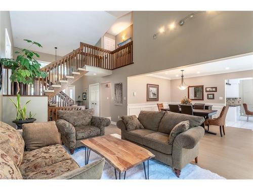 1351 Hazelton Boulevard, Burlington, ON - Indoor Photo Showing Living Room