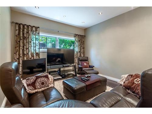 1351 Hazelton Boulevard, Burlington, ON - Indoor Photo Showing Living Room