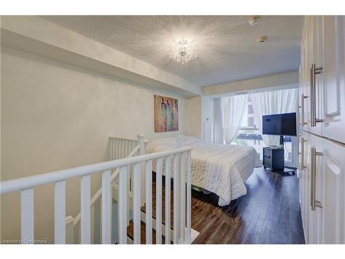 304-1940 Ironstone Drive, Burlington, ON - Indoor Photo Showing Bedroom