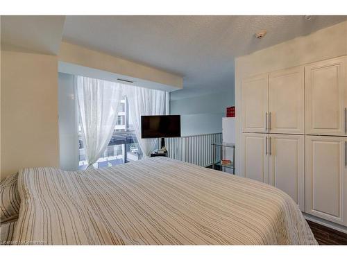 304-1940 Ironstone Drive, Burlington, ON - Indoor Photo Showing Bedroom