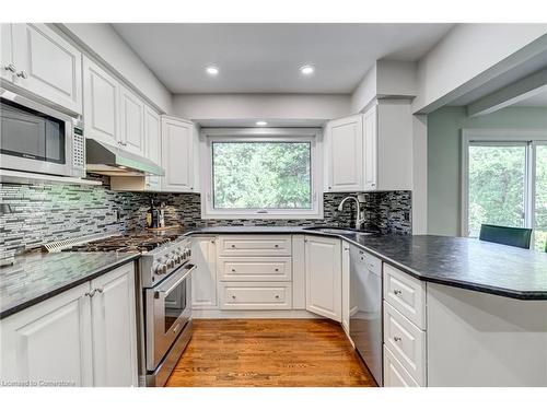 1331 Tyandaga Park Drive, Burlington, ON - Indoor Photo Showing Kitchen With Upgraded Kitchen