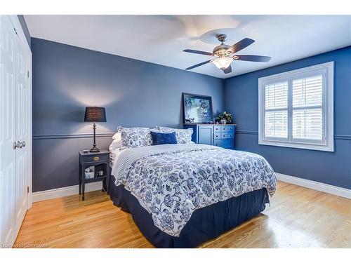 1331 Tyandaga Park Drive, Burlington, ON - Indoor Photo Showing Bedroom