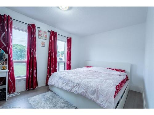 567 Mary Street, Hamilton, ON - Indoor Photo Showing Bedroom