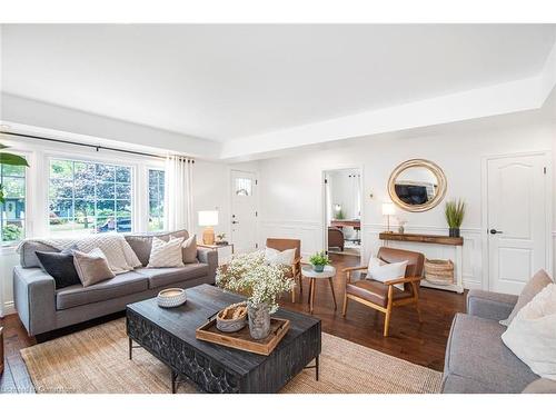 10 Rosslyn Avenue, Grimsby, ON - Indoor Photo Showing Living Room