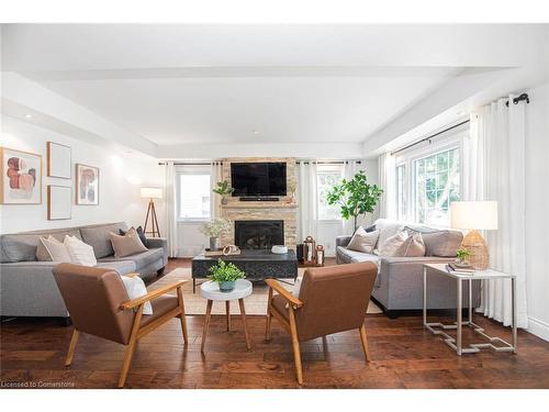 10 Rosslyn Avenue, Grimsby, ON - Indoor Photo Showing Living Room With Fireplace