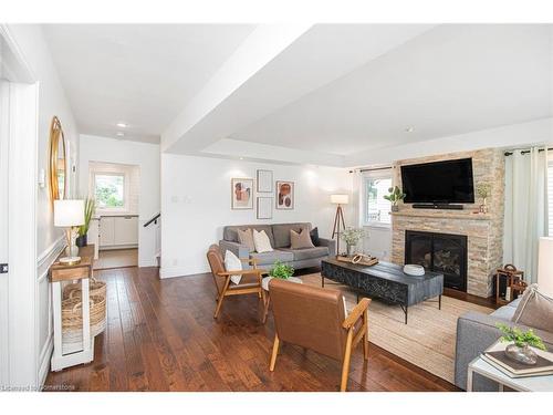 10 Rosslyn Avenue, Grimsby, ON - Indoor Photo Showing Living Room With Fireplace