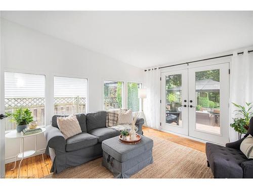 10 Rosslyn Avenue, Grimsby, ON - Indoor Photo Showing Living Room