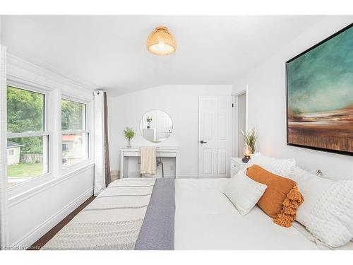 10 Rosslyn Avenue, Grimsby, ON - Indoor Photo Showing Bedroom