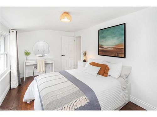 10 Rosslyn Avenue, Grimsby, ON - Indoor Photo Showing Bedroom