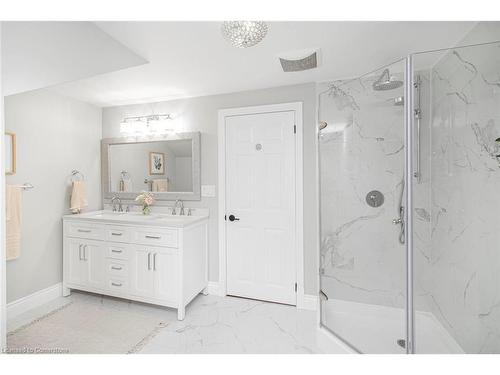 10 Rosslyn Avenue, Grimsby, ON - Indoor Photo Showing Bathroom