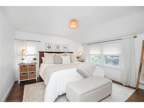 10 Rosslyn Avenue, Grimsby, ON - Indoor Photo Showing Bedroom