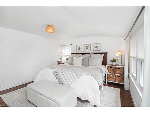 10 Rosslyn Avenue, Grimsby, ON - Indoor Photo Showing Bedroom