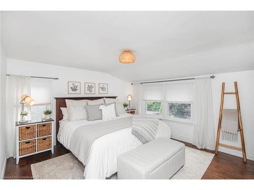 10 Rosslyn Avenue, Grimsby, ON - Indoor Photo Showing Bedroom