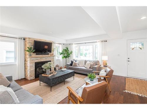 10 Rosslyn Avenue, Grimsby, ON - Indoor Photo Showing Living Room With Fireplace