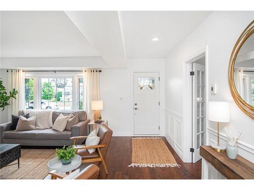 10 Rosslyn Avenue, Grimsby, ON - Indoor Photo Showing Living Room