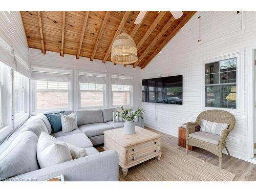 241 Beechwood Avenue, Crystal Beach, ON - Indoor Photo Showing Living Room