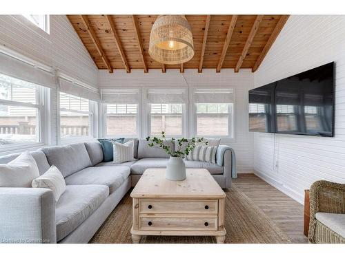 241 Beechwood Avenue, Crystal Beach, ON - Indoor Photo Showing Living Room