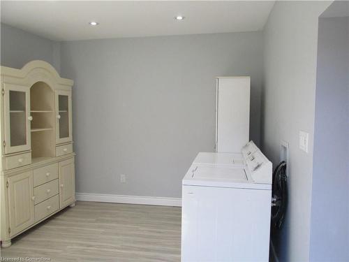 86 Earl Street, Hamilton, ON - Indoor Photo Showing Laundry Room