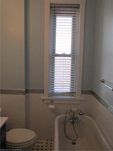 86 Earl Street, Hamilton, ON - Indoor Photo Showing Bathroom