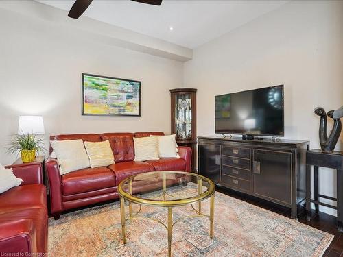 24-541 Winston Road, Grimsby, ON - Indoor Photo Showing Living Room