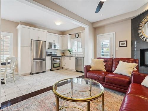 24-541 Winston Road, Grimsby, ON - Indoor Photo Showing Living Room