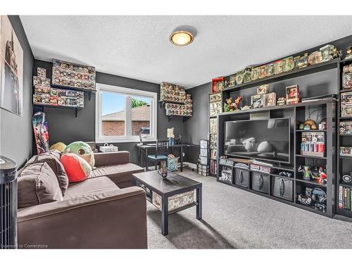 34 Penfold Court, Mount Hope, ON - Indoor Photo Showing Living Room