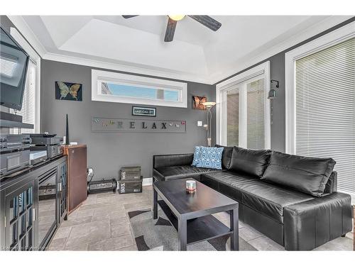 34 Penfold Court, Mount Hope, ON - Indoor Photo Showing Living Room