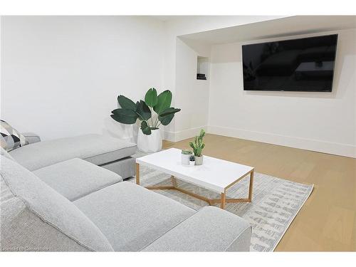 5427 Anthony Place, Burlington, ON - Indoor Photo Showing Living Room