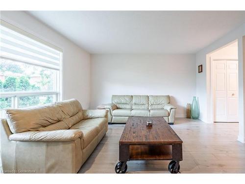 11-384 Limeridge Road E, Hamilton, ON - Indoor Photo Showing Living Room