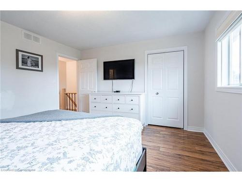 11-384 Limeridge Road E, Hamilton, ON - Indoor Photo Showing Bedroom