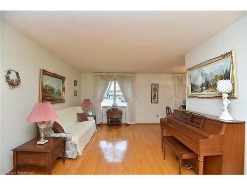 25 Silvercrest Drive, Hamilton, ON - Indoor Photo Showing Living Room