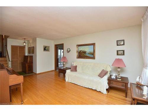 25 Silvercrest Drive, Hamilton, ON - Indoor Photo Showing Living Room