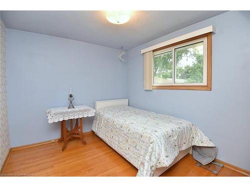 25 Silvercrest Drive, Hamilton, ON - Indoor Photo Showing Bedroom