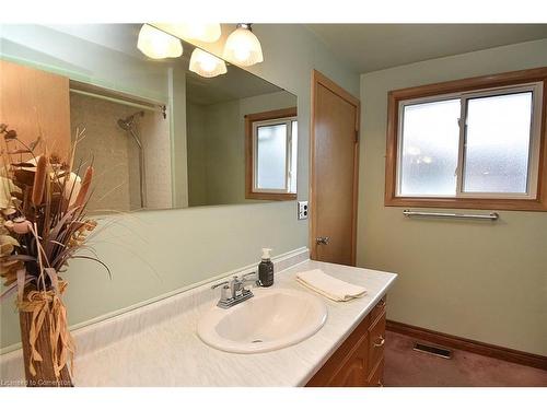 25 Silvercrest Drive, Hamilton, ON - Indoor Photo Showing Bathroom